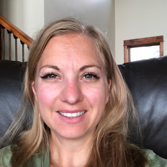 Profile Picture of Lisa Milbrandt (@lrm62885) on Poshmark