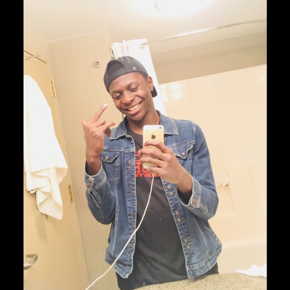 Jeff Meresse - Poshmark Profile Picture of Jeff Meresse (@jeffmeresse) on Poshmark