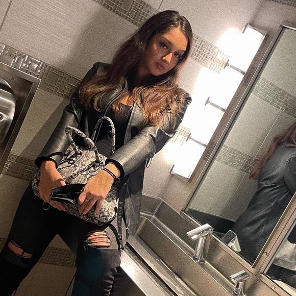 Profile Picture of Vivianna Nevarez (@veenevv) on Poshmark