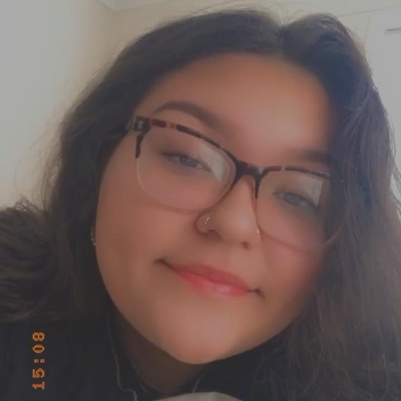 Profile Picture of Ashlynn Uballe (@kandykisses04) on Poshmark
