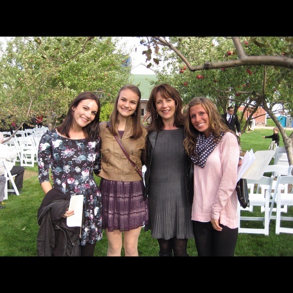 Profile Picture of Jeanie Dernovsek (@jdernovsek) on Poshmark