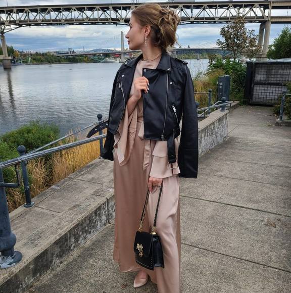 Profile Picture of Taisiya Feoktistova (@hidk) on Poshmark