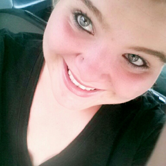 Profile Picture of Cassandra Hays (@cassiehis21) on Poshmark