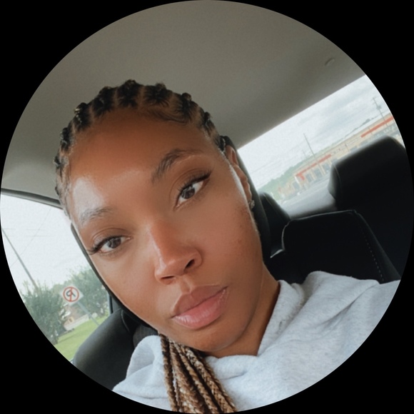 Profile Picture of Bianca Embry (@blanco_b) on Poshmark