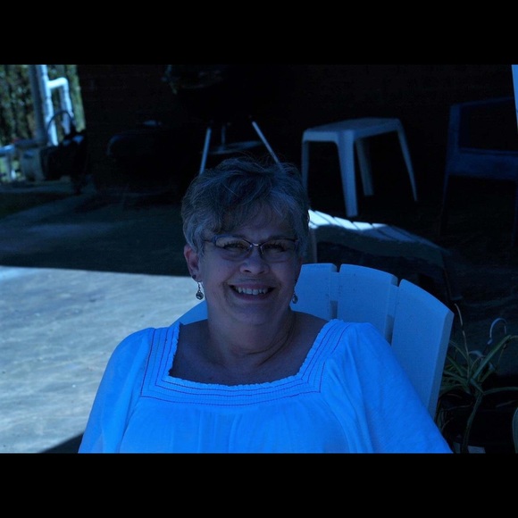 Profile Picture of Donna Wade (@greeneyeswade) on Poshmark