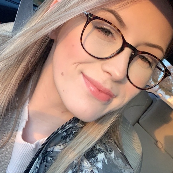 Profile Picture of Brianna Vestal (@brivestal1) on Poshmark