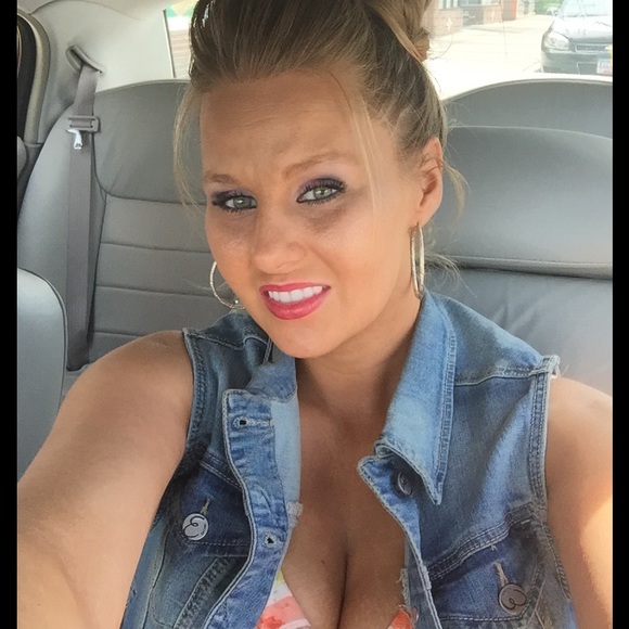 Profile Picture of Jennifer Sletten (@jsletten1987) on Poshmark