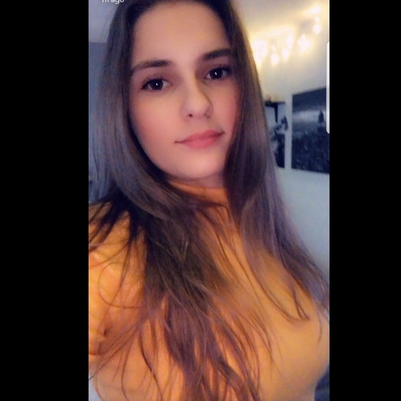 Profile Picture of Emily Ginnever (@emilyginnever) on Poshmark