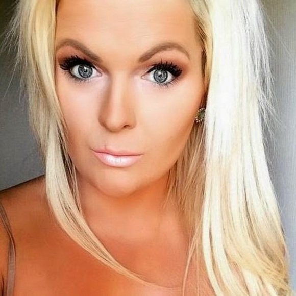 Profile Picture of Lindsey Stroud (@lindseybstroud) on Poshmark