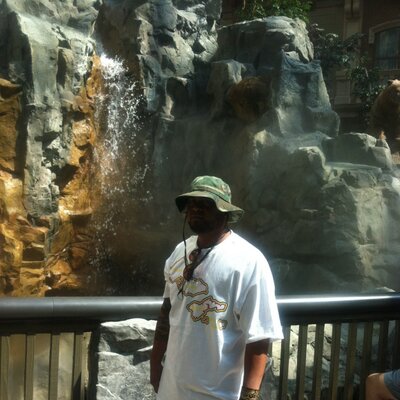 Profile Picture of Raymond Leger (@Lovesmessenjah) on Twitter