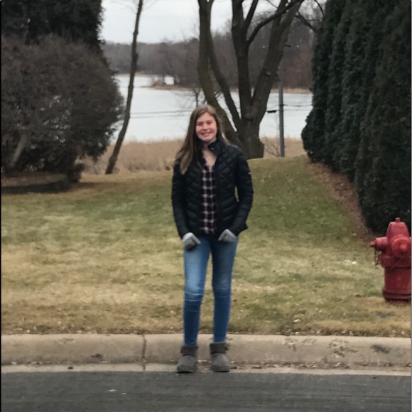 Profile Picture of Alexa Honegger (@alexahonegger) on Poshmark