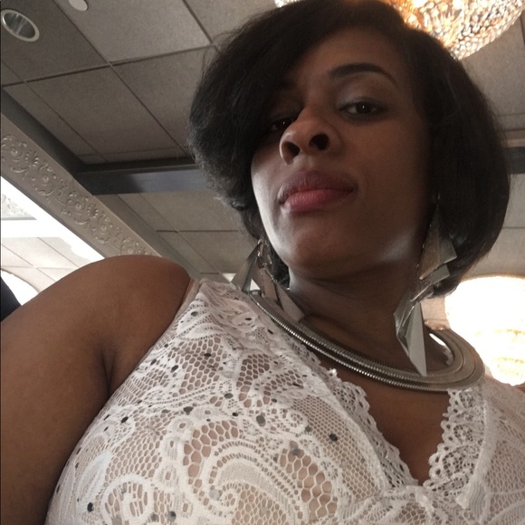 Profile Picture of Dominique Dupree (@crafinique) on Poshmark