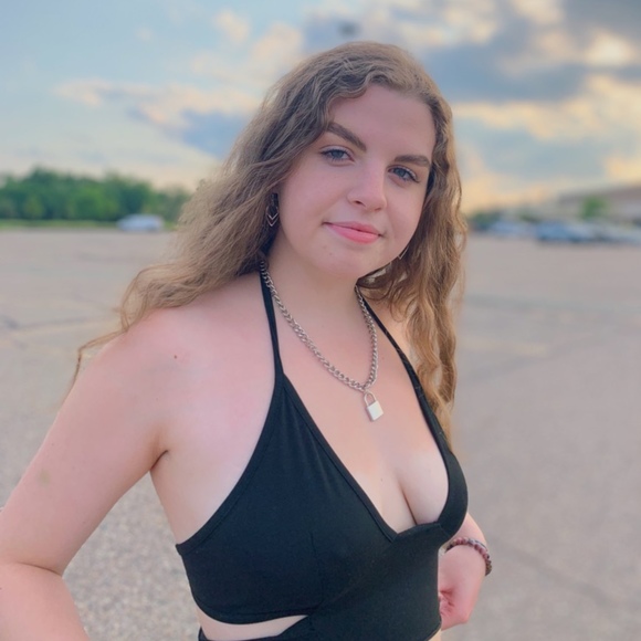 Profile Picture of Hayley Wuster (@hayleywurster12) on Poshmark