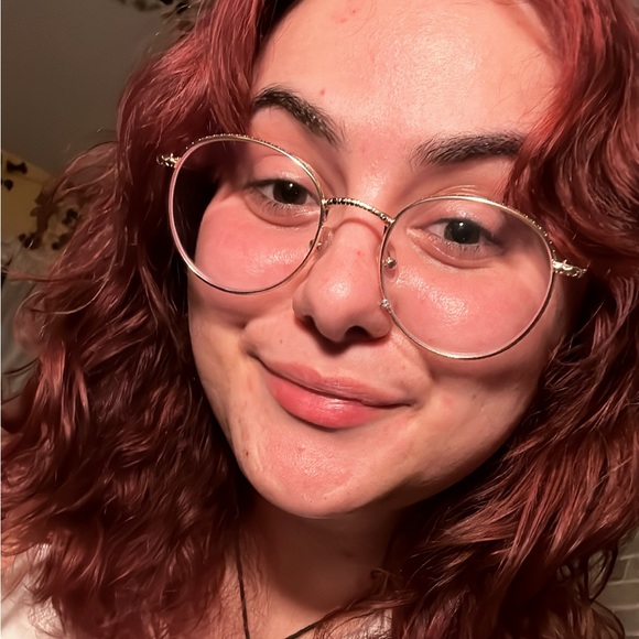 Zoe Lopez - Poshmark Profile Picture of Zoe Lopez (@alittledoseofzo) on Poshmark