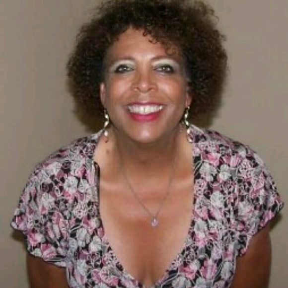 Profile Picture of Veronica Duff (@veronicaduff) on Poshmark