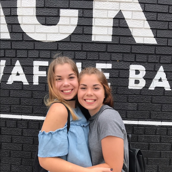 Laura Gates - Poshmark Profile Picture of Laura Gates (@laurasgates) on Poshmark