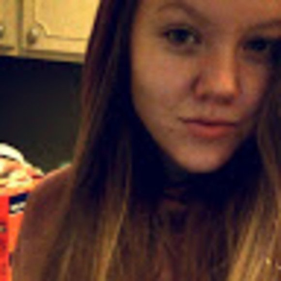 Profile Picture of Enya Hulkkonen (@ehulkrais) on Poshmark