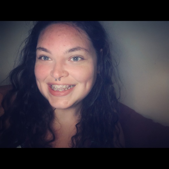 Profile Picture of Alexandrea Surges (@alexandreasurge) on Poshmark