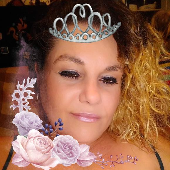 Profile Picture of Shawna Hunter (@queenmeshawna) on Poshmark