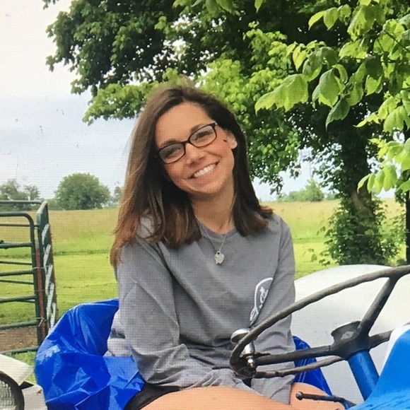 Profile Picture of Callie Gitch (@cgitch) on Poshmark