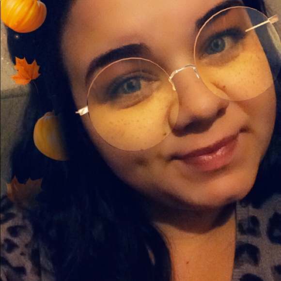 Profile Picture of Danielle Lovern (@danielle_lovern) on Poshmark