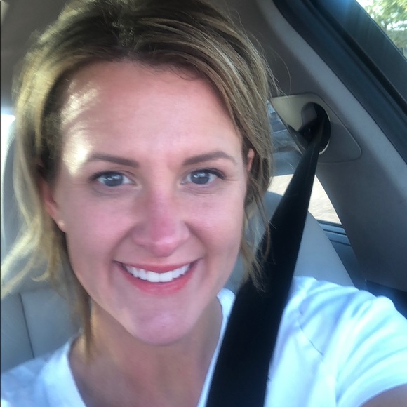 Profile Picture of Julia Voth (@saloncherry) on Poshmark