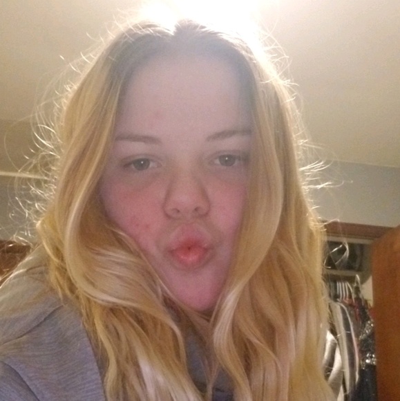 Profile Picture of Mykenzee Gouwens (@mykenzeegouwens) on Poshmark