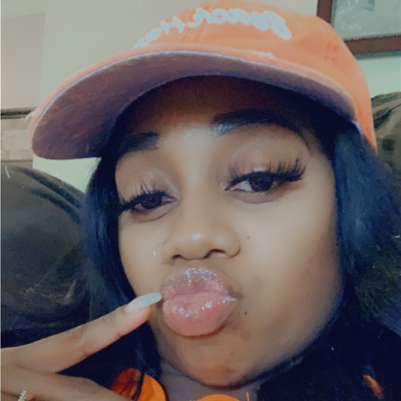 Profile Picture of Brianna Schoolfield (@brilove02) on Poshmark