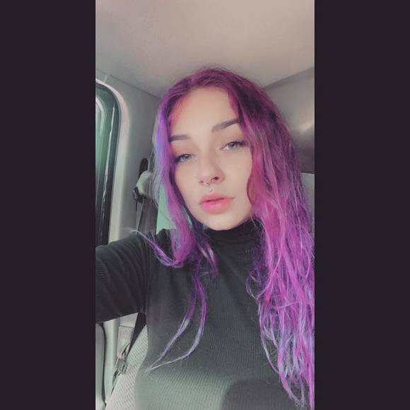 Profile Picture of Stephanie Fluty (@sunflower594) on Poshmark