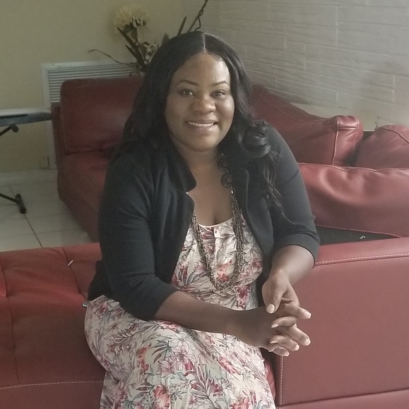 Profile Picture of Lisa Jean (@cigogne76) on Poshmark