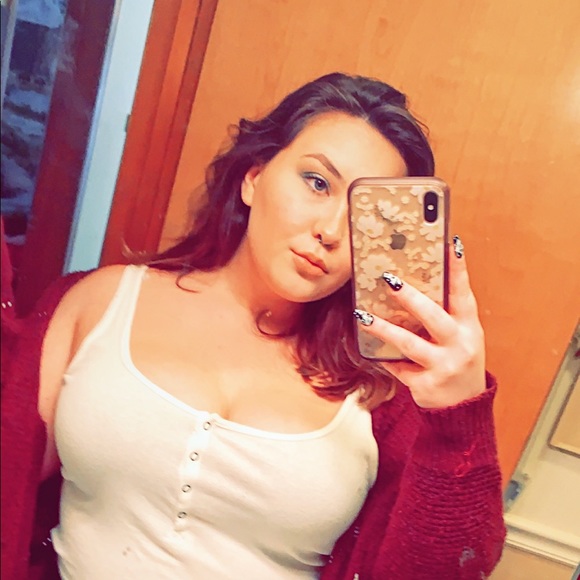 Profile Picture of Sara Peterson (@peterssss2) on Poshmark