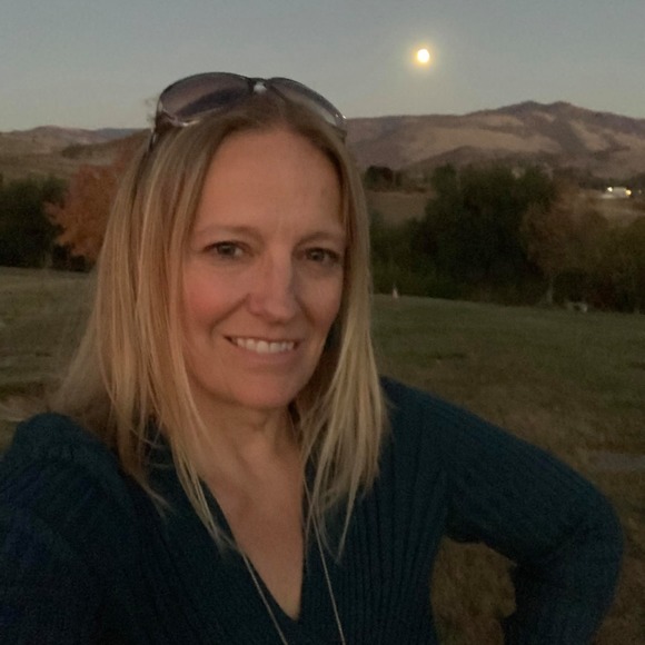 Profile Picture of Shelly Cox (@pocolento) on Poshmark