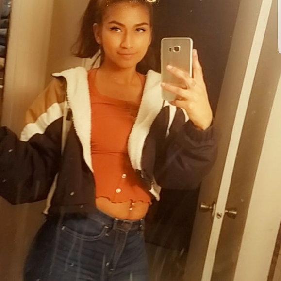 Profile Picture of Jasmin Galvan (@buyeveryday) on Poshmark
