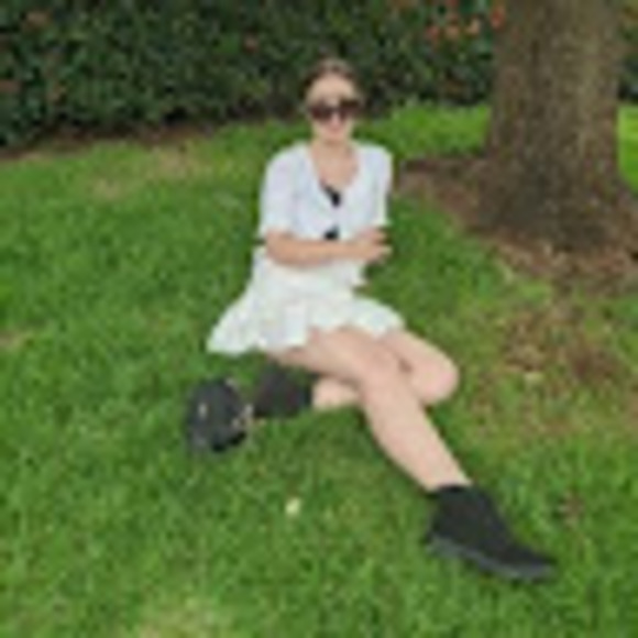 Profile Picture of Amelia Mackenzie (@millierose438) on Poshmark