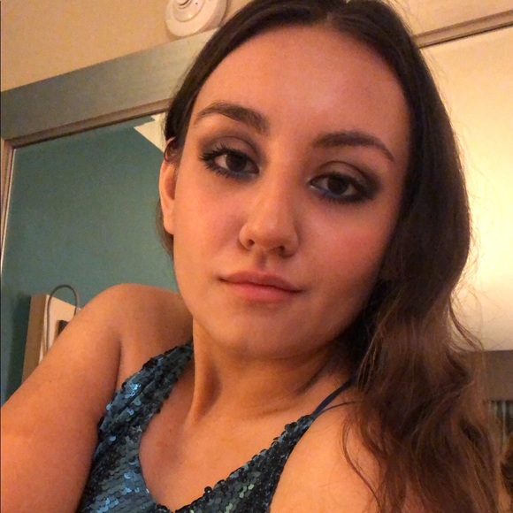 Profile Picture of Kaitlyn Berrospe (@kaitlynberr) on Poshmark