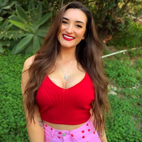 Profile Picture of Emily Blenker (@emily37) on Poshmark
