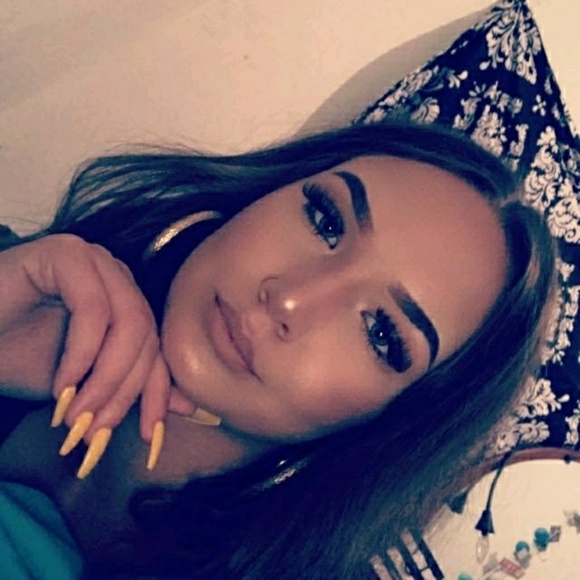 Profile Picture of Holly Hendrix (@hollyhendrix_) on Poshmark