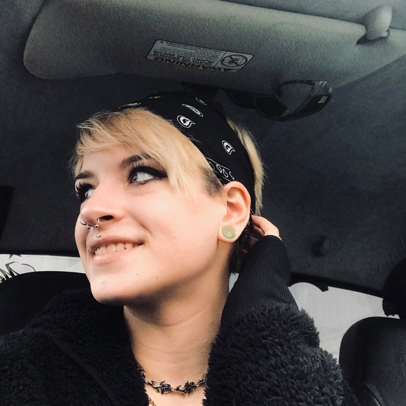 Profile Picture of Aleisha Hicks (@aleishahicks_02) on Poshmark