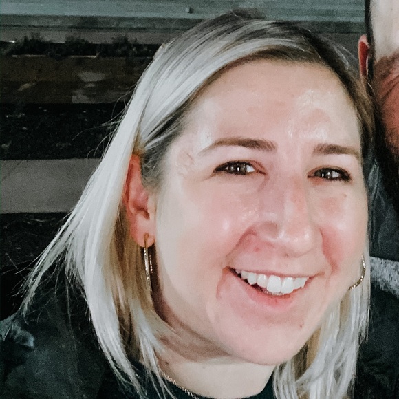 Profile Picture of Danielle Derrickson (@dderrickson10) on Poshmark