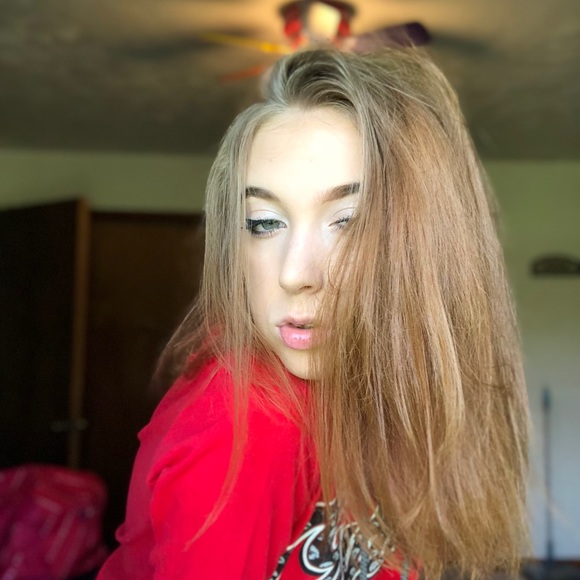 Profile Picture of Alexis James (@lexie2407) on Poshmark