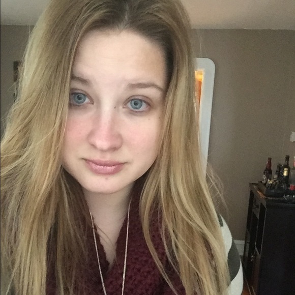Profile Picture of Jessie Andrews (@jessandrews1217) on Poshmark