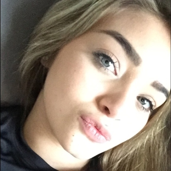 Profile Picture of Brianna Crain (@brianna_crain7) on Poshmark