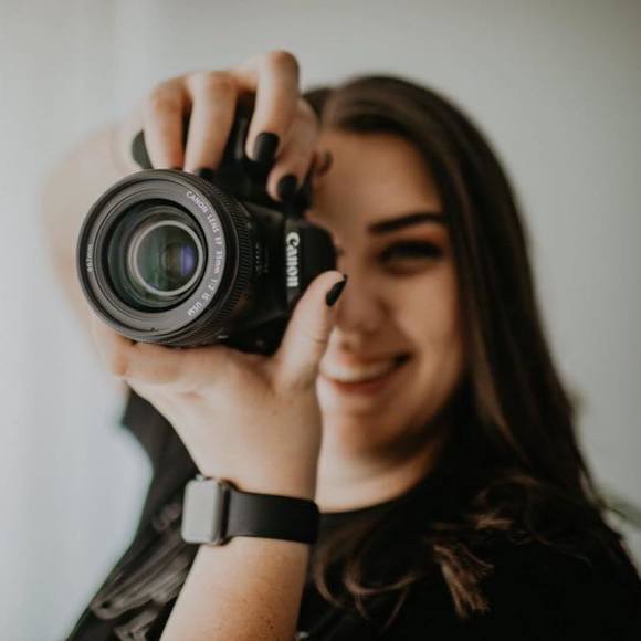 Profile Picture of Amanda Hallas (@amandahallas15) on Poshmark