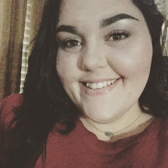 Madeline Paul - Poshmark Profile Picture of Madeline Paul (@maddiieee19) on Poshmark