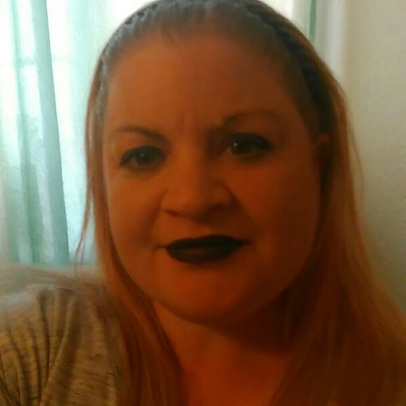 Profile Picture of Sarah Andrews (@sarah21912) on Poshmark