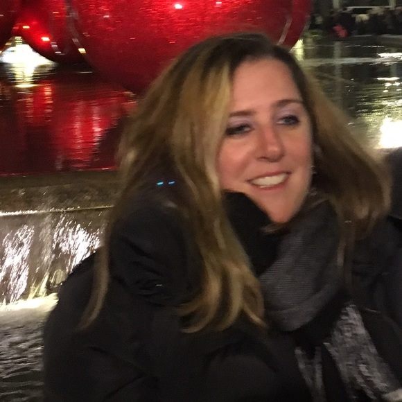 Profile Picture of Lauren Stoler (@lastols) on Poshmark