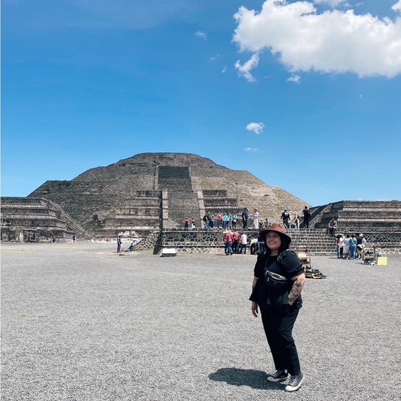 Profile Picture of Bea Ramirez (@vivalabaea77) on Poshmark