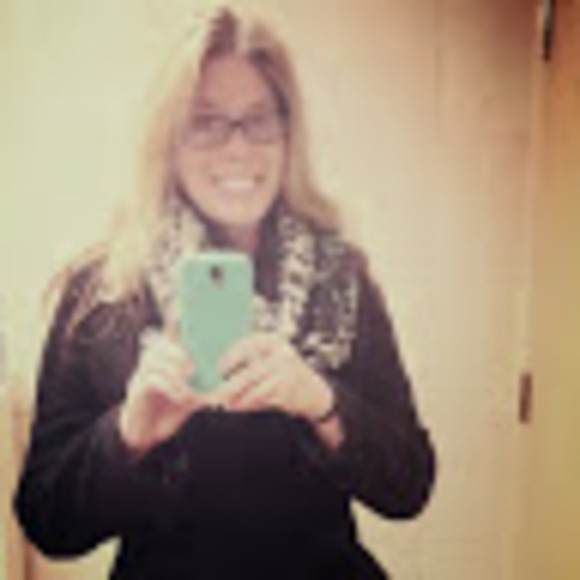 Profile Picture of Danielle Shadwell (@danielleranae08) on Poshmark