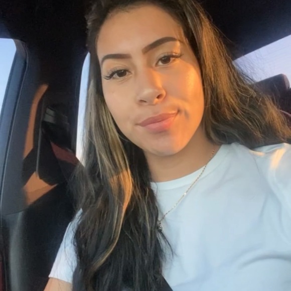 Profile Picture of Victoria Fontanelli (@vfontanelli) on Poshmark