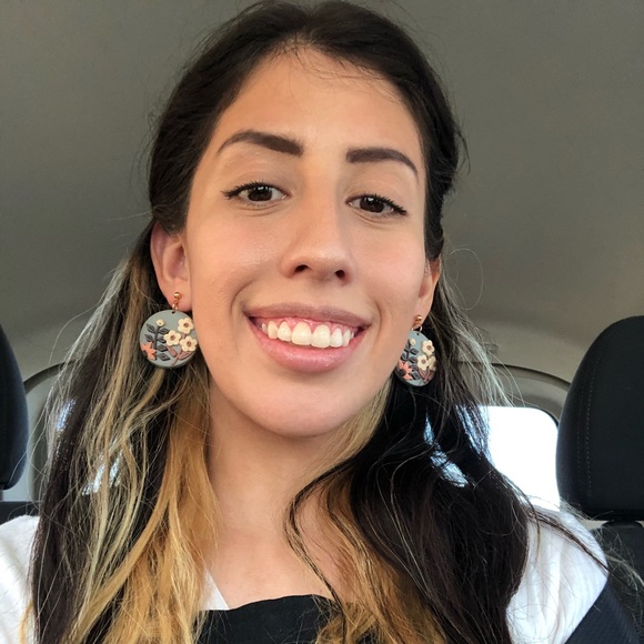 Profile Picture of Allison Pineda (@allisonlizares) on Poshmark